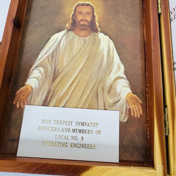 Holy Bible Memorial Edition Concordance KJV in Wooden Cedar Box - Picture 3 of 11